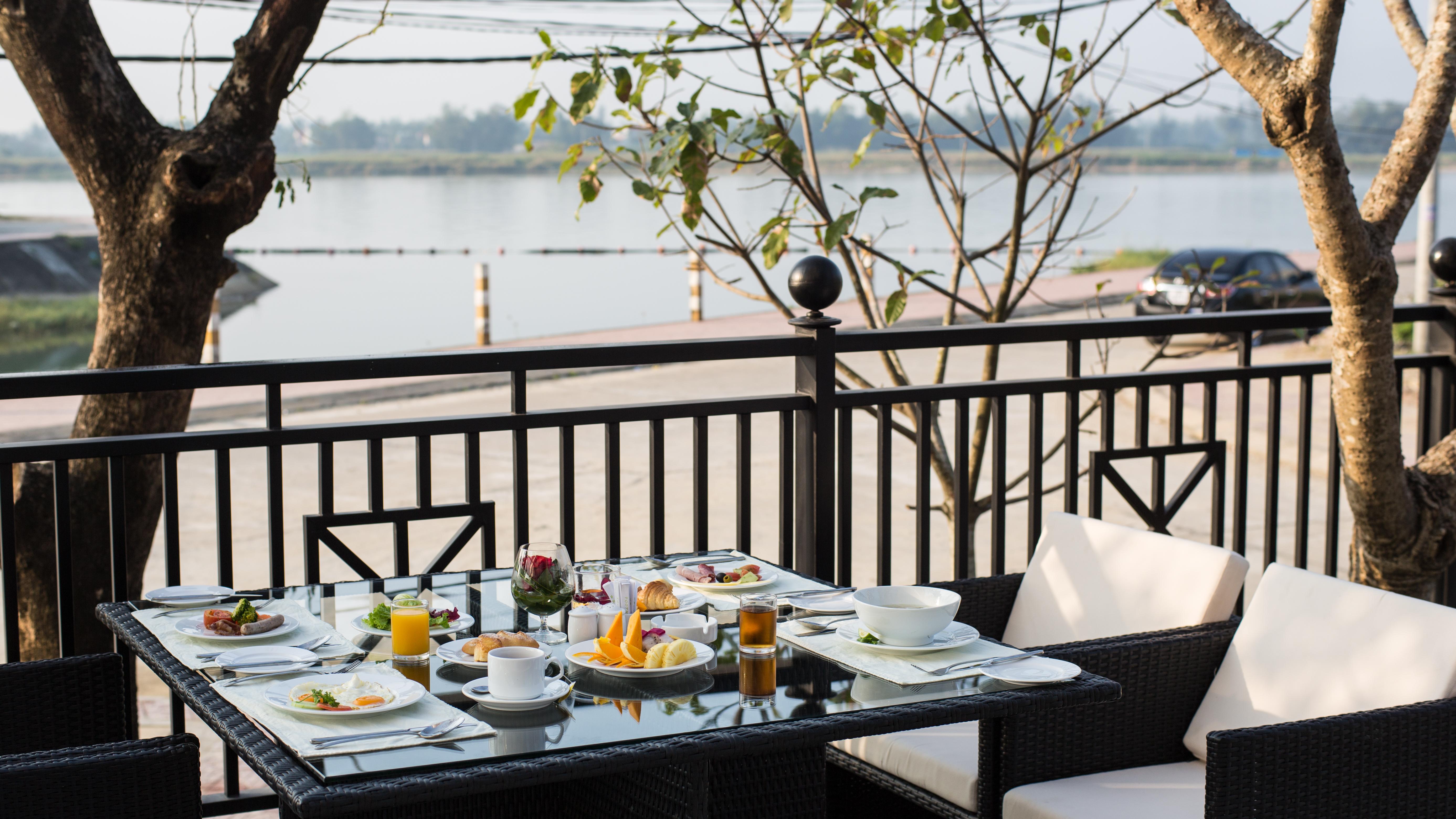 Royal Riverside Hoi An Hotel & Spa Экстерьер фото